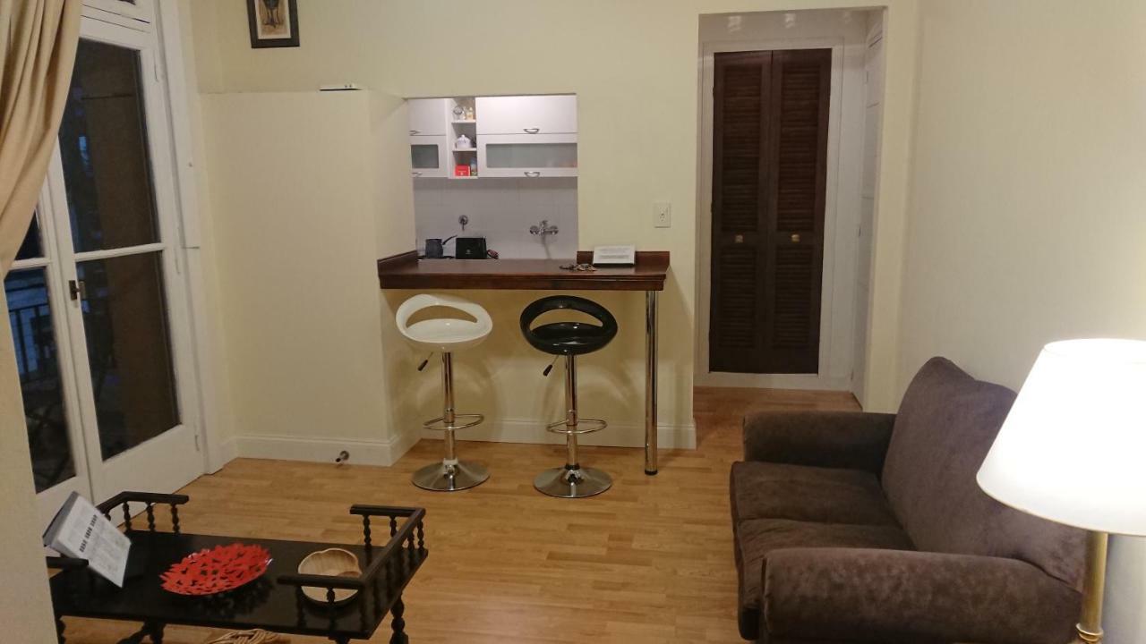 Excelente Departamento Con Balcon A La Calle Sobre Avenida Buenos Aires