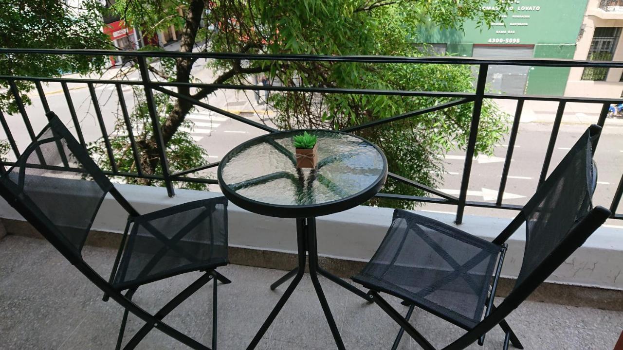 Excelente Departamento Con Balcon A La Calle Sobre Avenida Buenos Aires